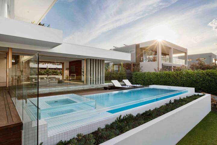 “Crown Cove” LUXURY Resort waterfront + 18m JETTY! gallery image 2