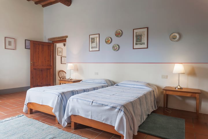 chumba cha kulala mara mbili, kwenye sakafu ya chini