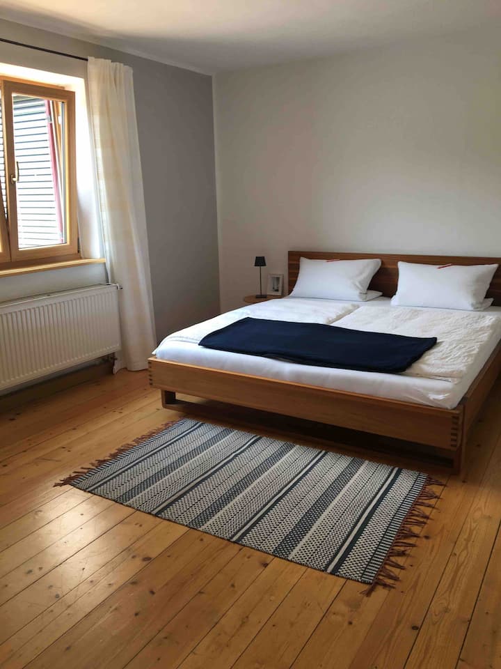 Спалня 2
Оборудване:  двойно легло, детско креватче и просторен гардероб