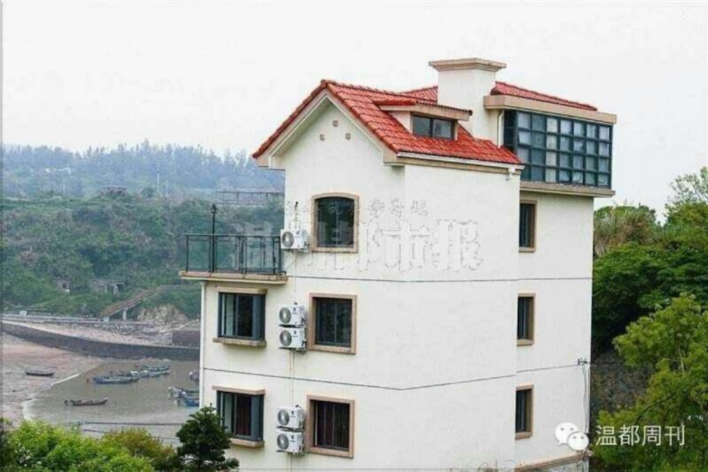 整栋别墅,面朝大海,邻仙叠岩,红石滩,黑石礁,半屏山景区。离别墅一步之遥是15万平方米的沙滩。
