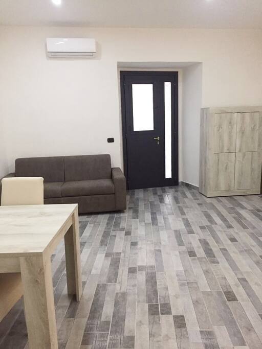 Camera soggiorno e divano letto