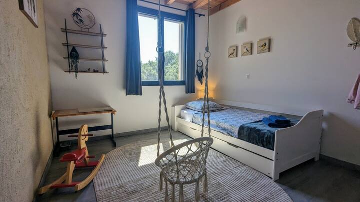 Საძინებელი 5, იტევს 1-2 ადამიანს. Ის გაფორმებულია ჩიტების თემით. Საქანელა საშუალებას აძლევს ბავშვებს, ითამაშონ შენობაში ამ ძალიან ნათელ ოთახში. 