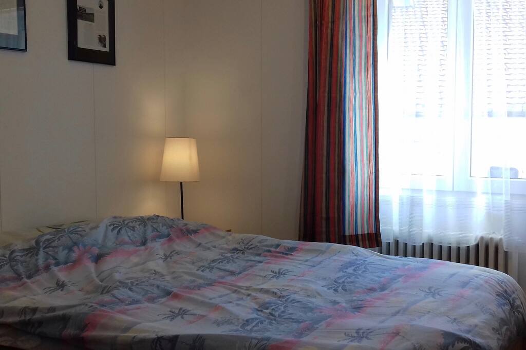 ... et un lit queensize. / ... and a queensize bed.