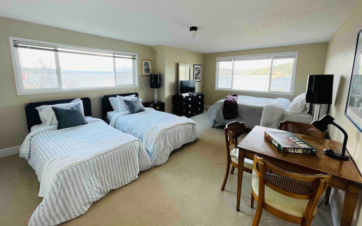 Bedroom with two twin beds, queen bed, tv and sitting area