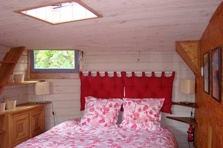 Задна страна на дрвената колиба