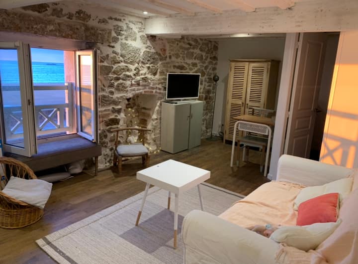 Ანტრესოლი მისაღები ოთახი ზღვის ხედით