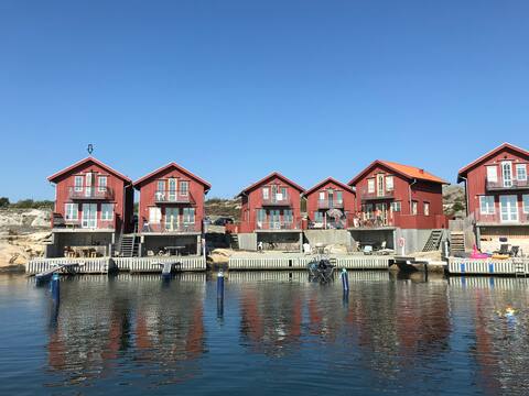 Hälleviksstrand - house with jetty on the water!
