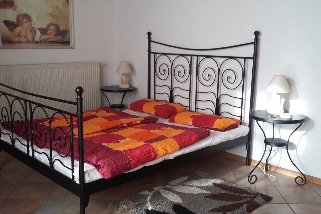Schlafzimmer 1 mit Doppelbett