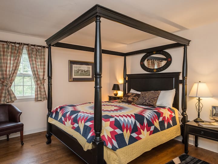 Estaba muy emocionado de encontrar esta moderna cama con dosel para la habitación de polo.  Encontré varios grabados antiguos de jugadores de polo a principios de siglo.  Todo el mundo está a caballo de vuelta. Originalmente, el polo comenzó con  elefantes en la India. 