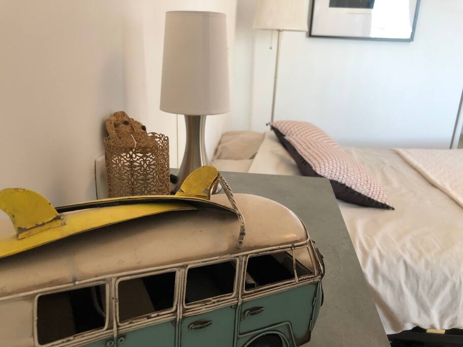 Décoration et bibliothèque appelant au voyage