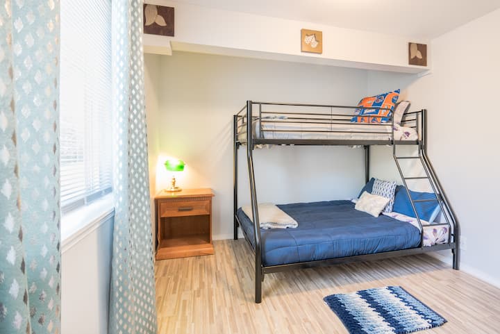 Втора спална соба за сместување на дополнителни гости или семејство.