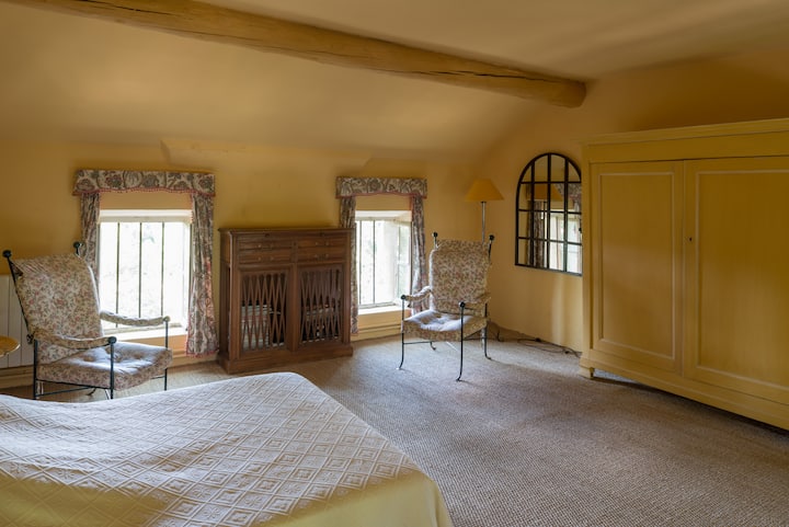 ห้องนอน 7 ชั้น 2: เตียงใหญ่ + เตียงเด็ก 1 หลัง