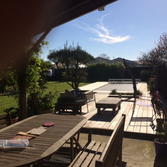 Vue préau terrasse piscine
