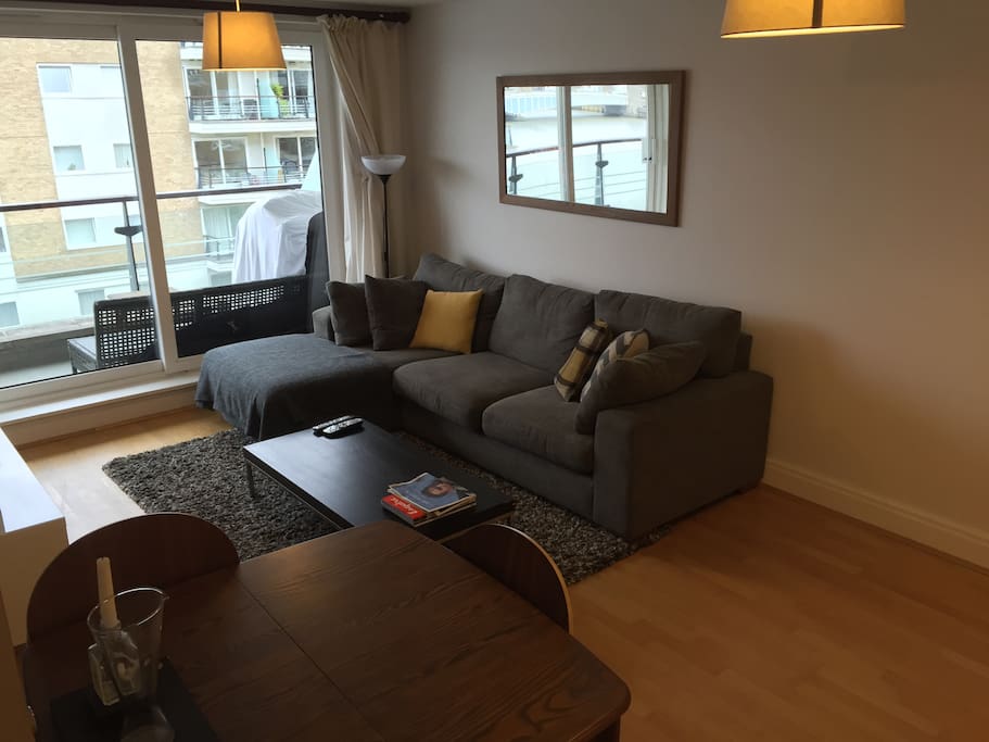Living Room (2/3)