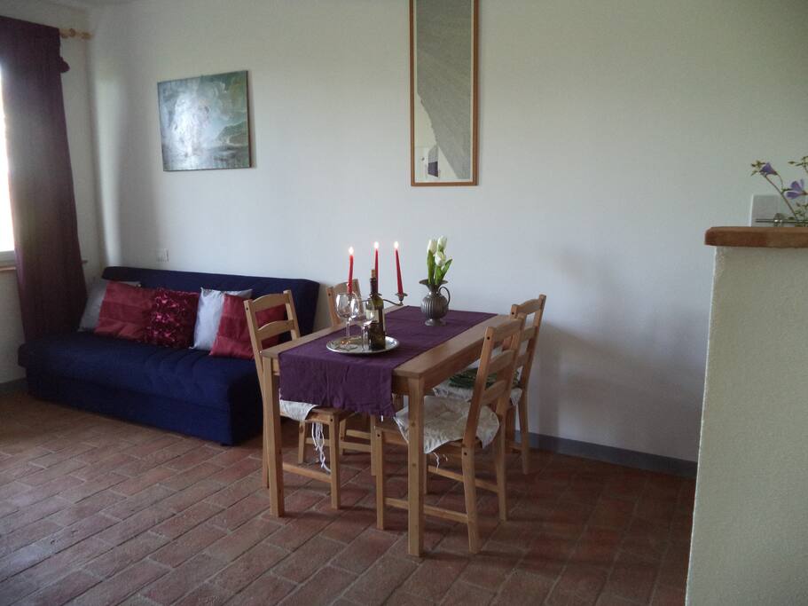 Sala con angolo cottura e divano-letto