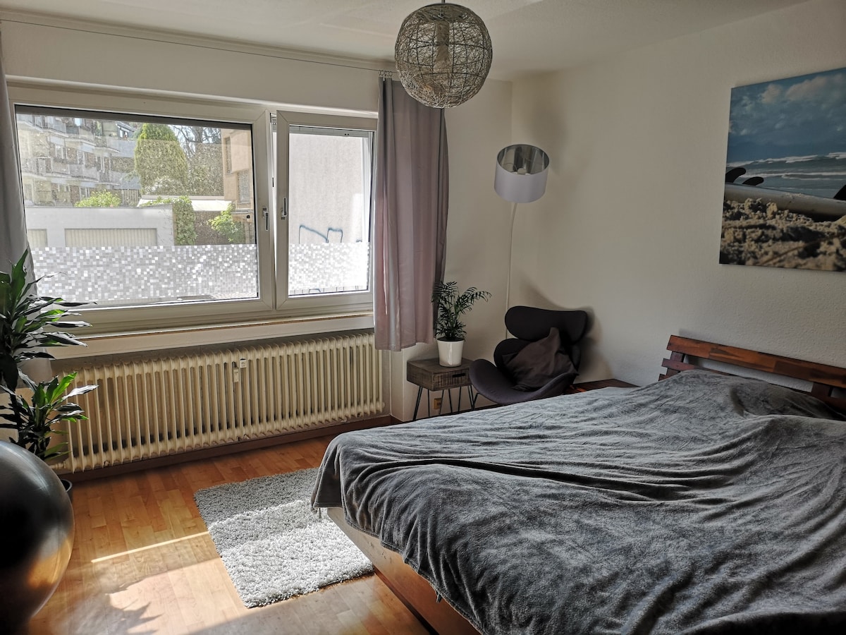 Spavaća soba s kutkom za fotelju