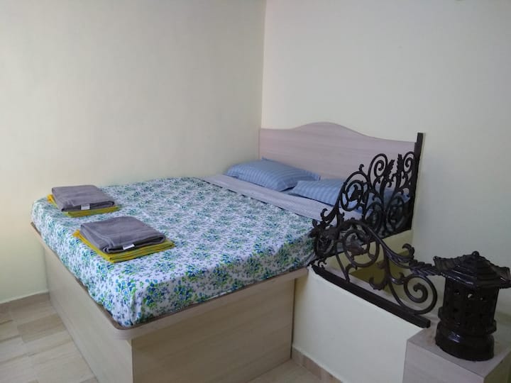 Spavaća soba na vrhu stepenica.