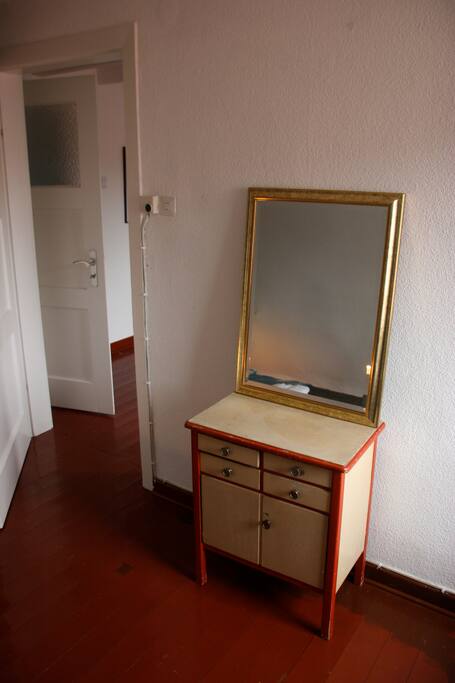 Kommode mit Spiegel in deinem Zimmer