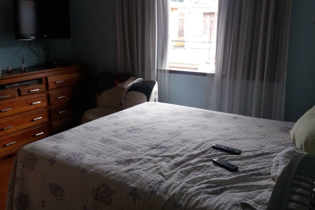 Suíte (cama de casal): TV a cabo, ar condicionado, armário.