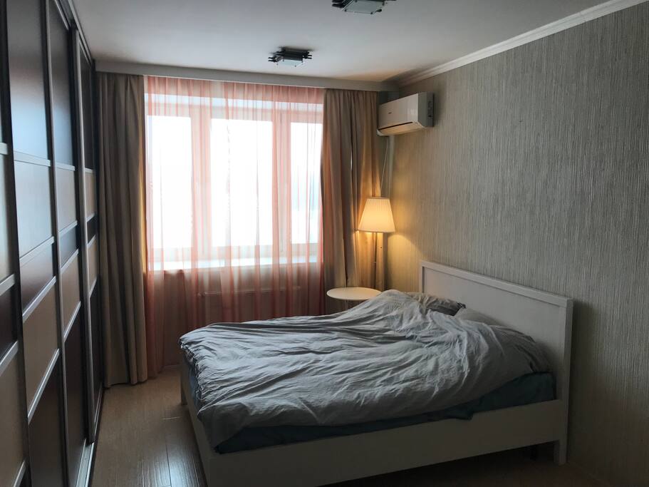 Bedroom. View of Ekaterinburg-Arena.
Спальня. Вид на Екатеринбург-Арена.