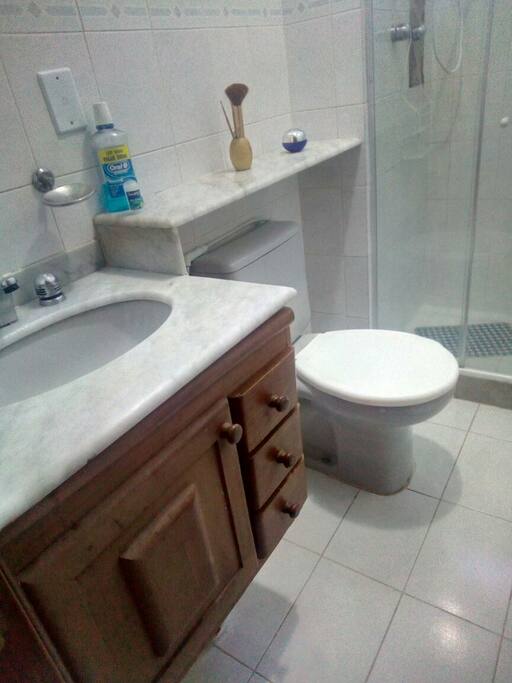 banheiro com chuveiro água quente e blindex