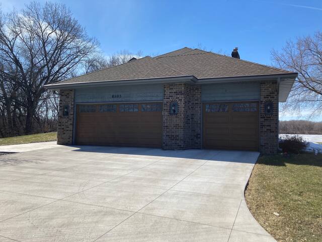 Metro Area Lakeshore home gallery image 4