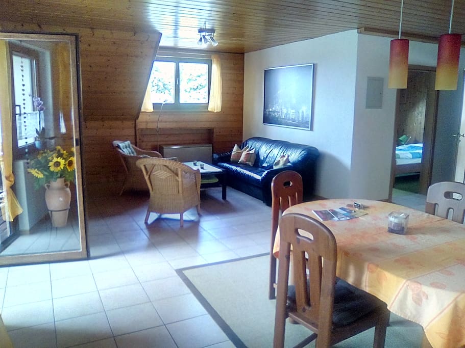 Großes offenes Wohnzimmer, rechts Blick ins kleine Schlafzimmer