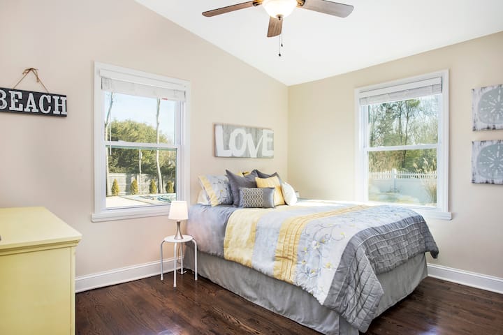 Chumba cha kulala cha pili kinachong 'aa chenye mwonekano wa bwawa