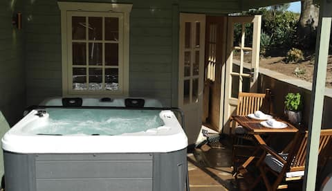 Top performing Airbnb: 'The Snug' Apartment with Hot Tub, Ashford House in Fylingdales
