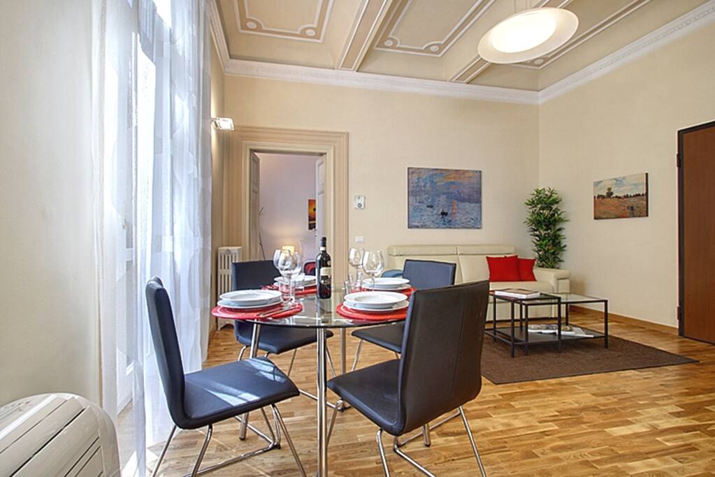 La sala con tavolo da pranzo