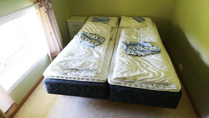 Spavaća soba 3 - jedan krevet. Kuća ima posteljinu i ručnike koji su uključeni u cijenu.