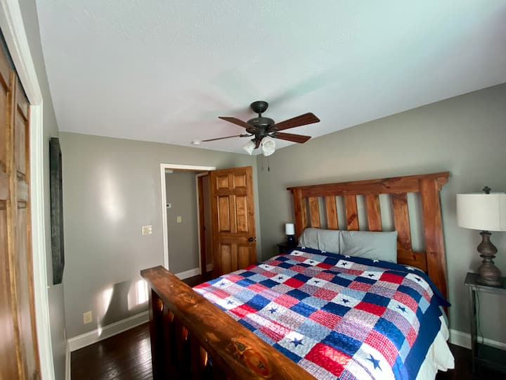 Deuxième chambre. Lit Queen