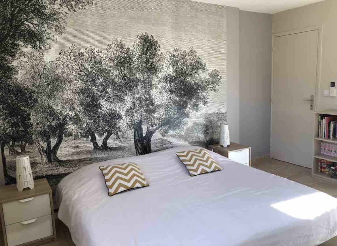 Spavaća soba 2. Bračni krevet(ili dva 90 kreveta), radni stol. Mogućnost ugradnje dječjeg krevetića.