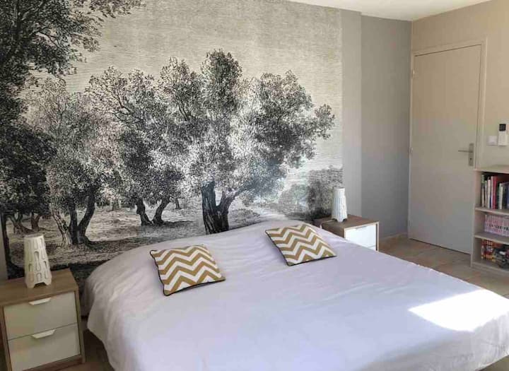 ห้องนอน 2 เตียงคิงไซส์ (หรือเตียง 90 สองเตียง) โต๊ะทำงาน ความเป็นไปได้ในการติดตั้งเตียงเด็กอ่อน