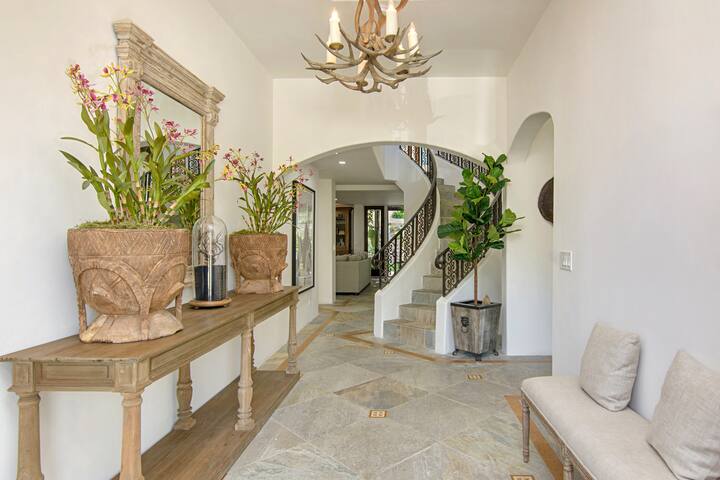 Beautiful Spanish Villa with Sparkling Pool gallery image 4