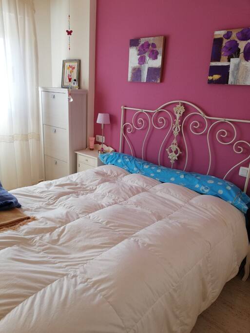 Dormitorio principal con cama de matrimonio ,armario empotrado muy amplio y ventana con vistas al mar !!