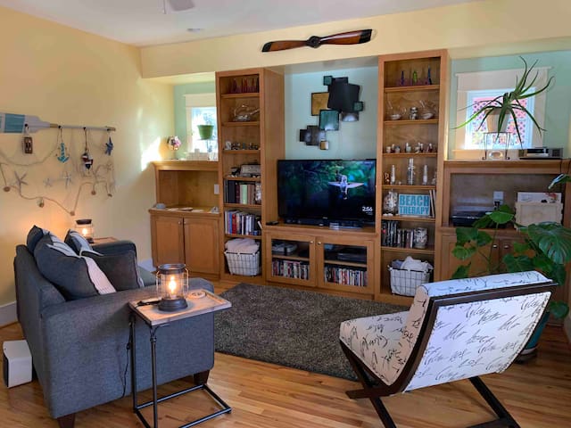 Kochis Manor- Downtown Getaway