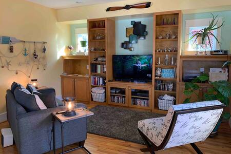 Kochis Manor- Downtown Getaway