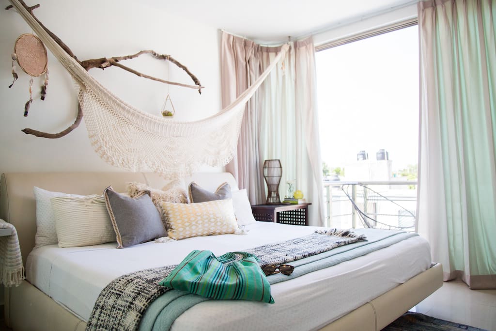 King size bed ample linens and pillows