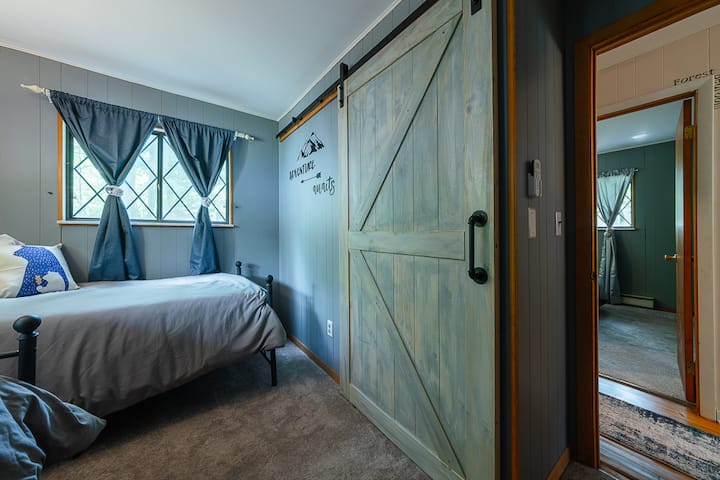 Lower level mountain bedroom with two twins and king conversion kit.