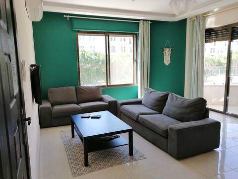 Aqaba Perfect location. Spacious 3 bedroom aprmnt.