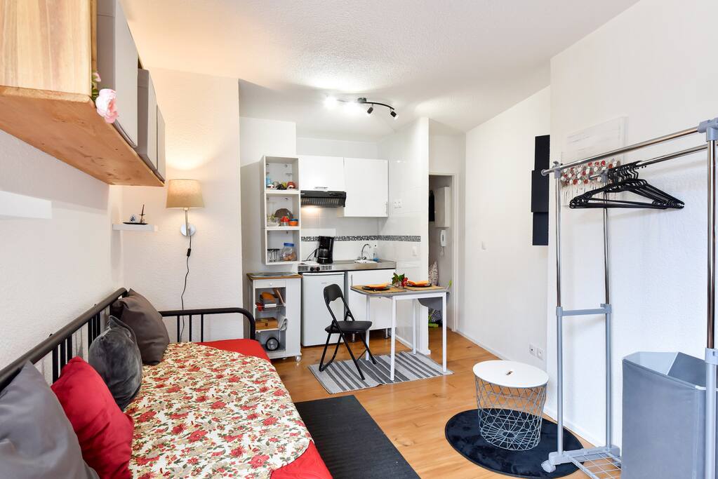 vue générale : banquette lit pour un couchage et coin repas .