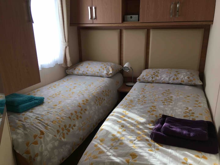 Dos camas individuales en el dormitorio 3.