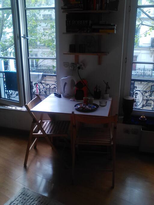 A table you can open up larger, let at this size, or totally close