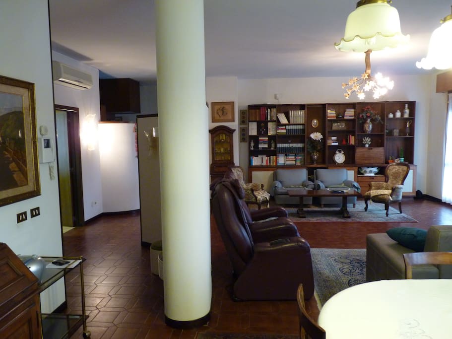 altro angolo visuale del salone
