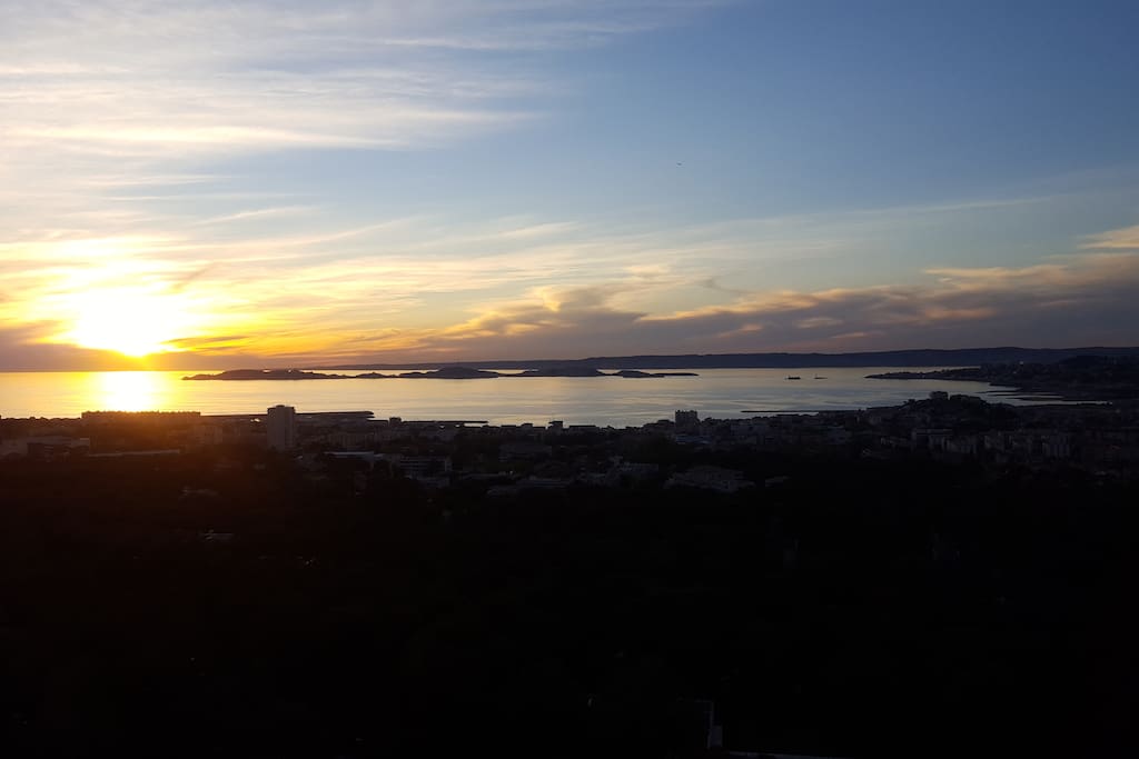 Vue sur Marseille et sa Rade. Les ïles du Frioul dans le fond se visitent en bateau.