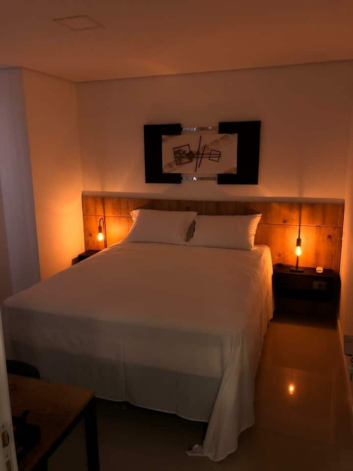 Cama. Cama tamaño queen.