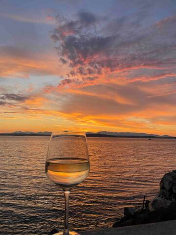 Beach house on water. Ocean view. Close to Alki gallery image 4
