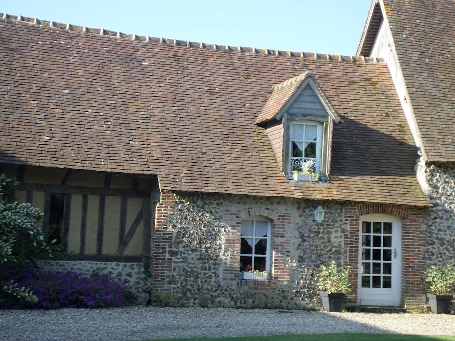 vue d'ensemble de la chambre, située dans la cour de notre ferme, en face de notre maison.