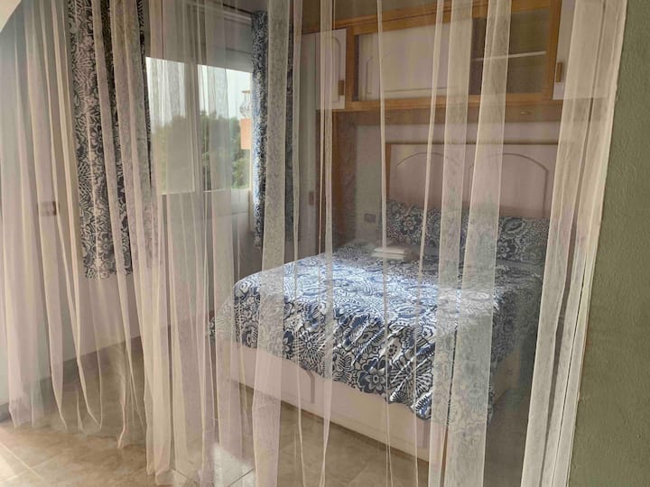 سرير بحجم كينغ محاط بشباك رومانسية تم تركيبه حديثًا في مايو 2023